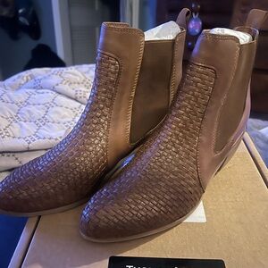 New in box, Thomas & Vine Chelsea Boots size 8.5